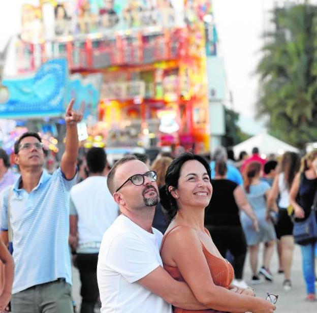 Una pareja observando a los atrevidos que disfrutaban de la atracción de moda, 'The limit'.