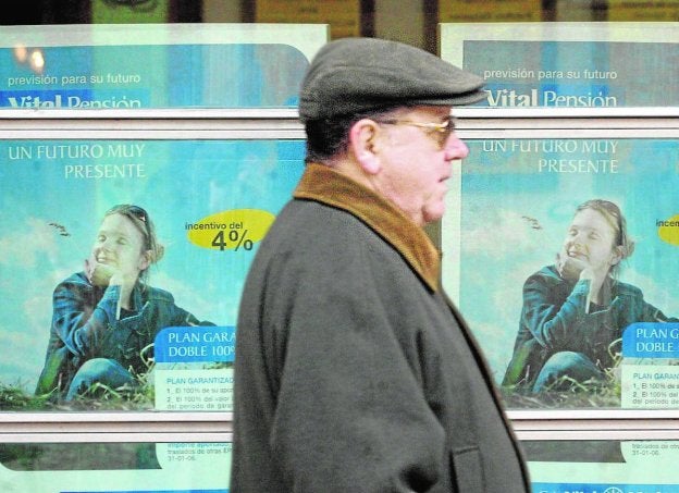 Publicidad sobre planes de pensiones en una entidad bancaria, en una imagen de archivo.