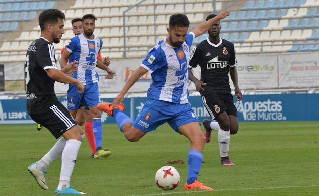 Javi Saura intenta un disparo en el encuentro disputado contra el Linense.