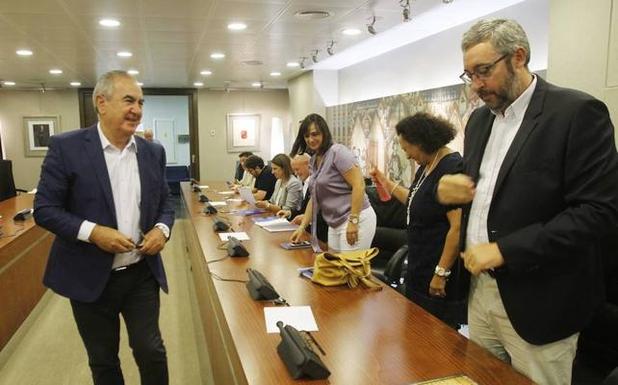 Rafael González Tovar y Víctor Manuel Martínez, en la reunión de portavoces celebrada la pasada semana en la Asamblea Regional.