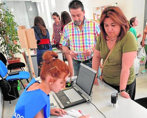 Recogida de libros de texto en un colegio de Lorca.