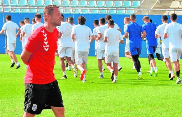 Curro Torres, en un entrenamiento del Lorca en el Artés Carrasco.
