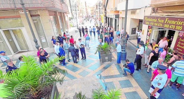 La grúa coloca en la Corredera uno de los siete maceteros para blindar esta vía peatonal de cara a la celebración de la feria.