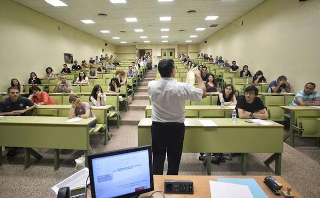 Opositores, en el campus de Espinardo, en una convocatoria pasada.