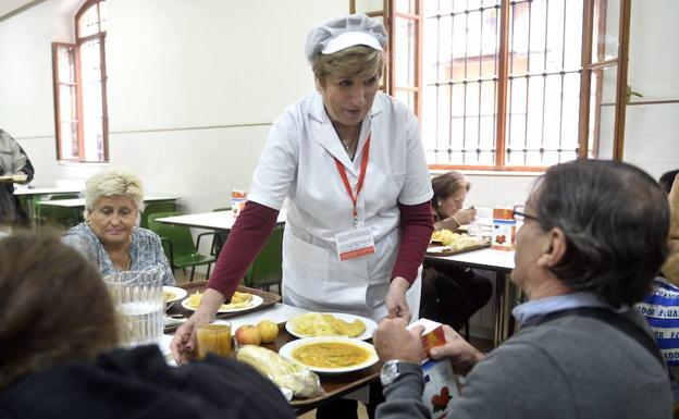 Una voluntaria repartiendo comida en Jesús Abandonado.