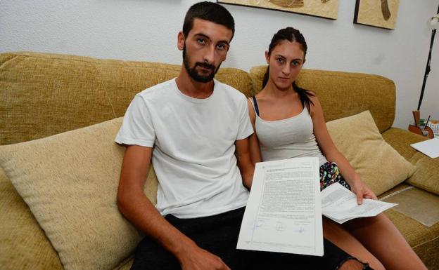 Juan José y su pareja Paula muestran la denuncia.
