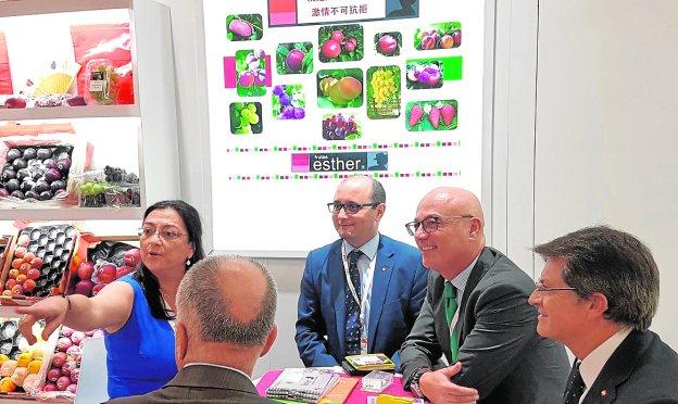 Esther Gómez junto a los consejeros de Empresa y de Agricultura en la feria Asia Fruit Logística.