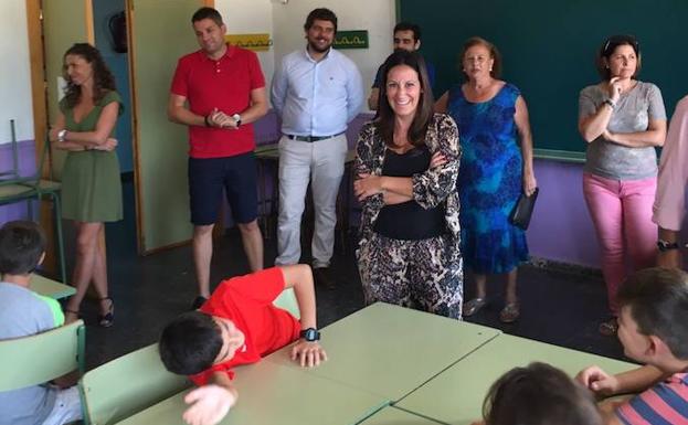 Remedios Lajara visita este viernesel colegio San Ginés de la Jara del Llano del Beal con motivo del inicio del curso escolar.