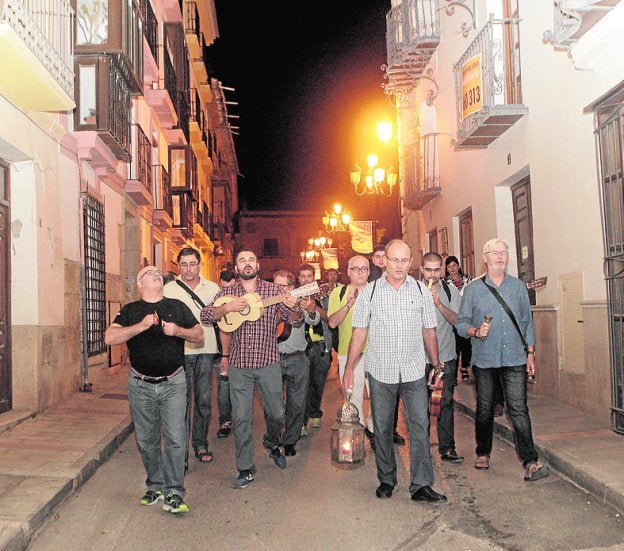 Al amanecer. La Hermandad de Auroros por la calle Santiago, tras haber iniciado la 'Despertá' a las puertas de la Colegiata de San Patricio.