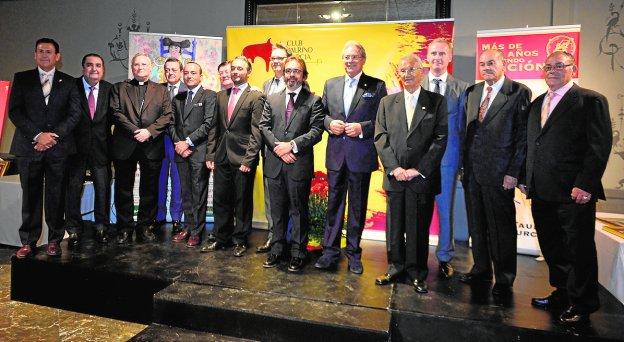 Foto de familia de los premiados, anoche, en el Mesón La Torre.