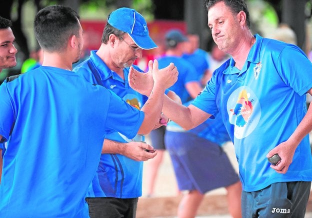 Chocando las manos en el campeonato de petanca.