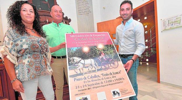 Lourdes Ibarra, Pedro García y Agustín Llamas, con el cartel./S. M. L. / AGM