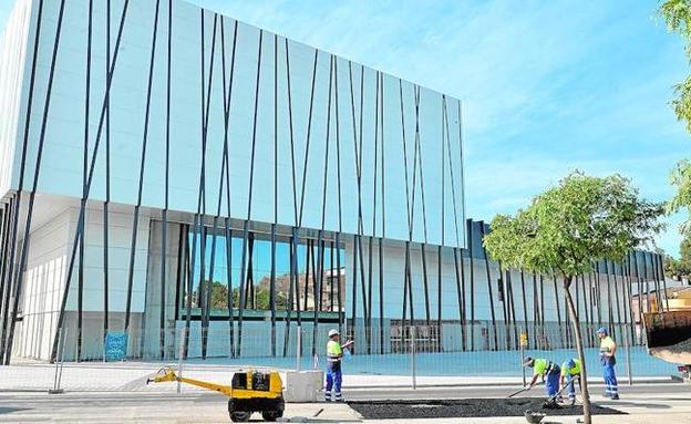 Los trabajos se han intensificado en los últimos días en la plaza de la entrada principal del auditorio y en las calles adyacentes, que están siendo asfaltadas.