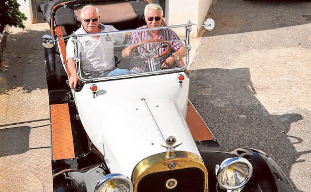 Joaquín Ros y Pedro Malpica, a bordo de un Dodge Brothers de 1915, uno de los coches más antiguos que circulan por la Región.