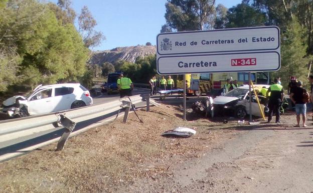 Estado en el que han quedado los turismos tras el accidente.