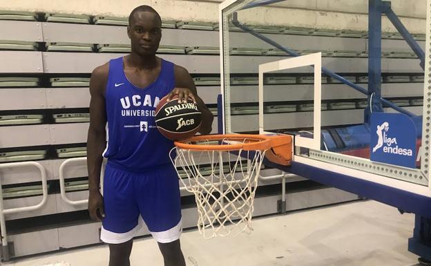 Kevin Tumba en su primer entrenamiento con el UCAM tras llegar del Eurobasket.