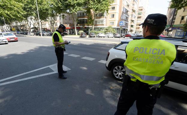 Agentes de la Policía Local, durante un control de distracciones al volante, este año.