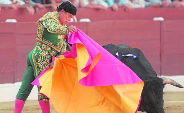 Curro Romero da una verónica al primer toro de la tarde de su despedida, en la plaza de toros de Murcia.