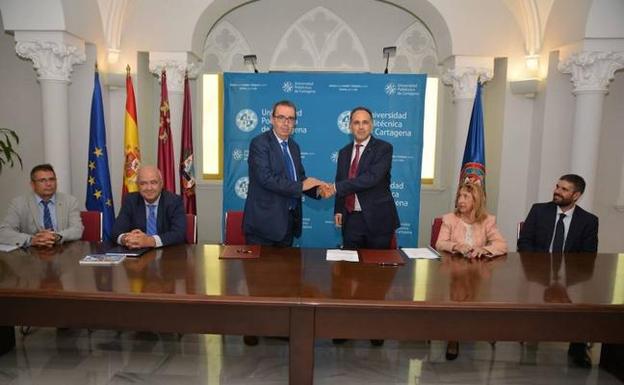El responsable de Recursos Humanos de Técnicas Reunidas y el rector de la UPCT, tras la firma del acuerdo.