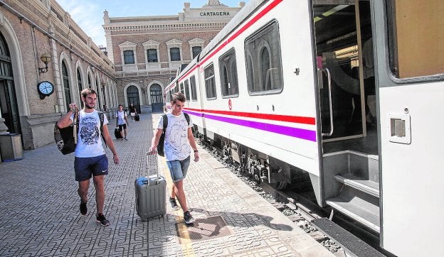 Estudiantes toman en la estación un tren del servicio Regional, el curso pasado.