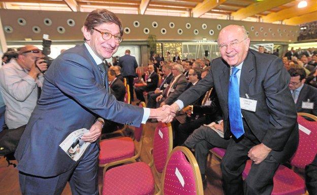 José Ignacio Goirigolzarri y Carlos Egea, en un encuentro de ambos en Murcia, en marzo.