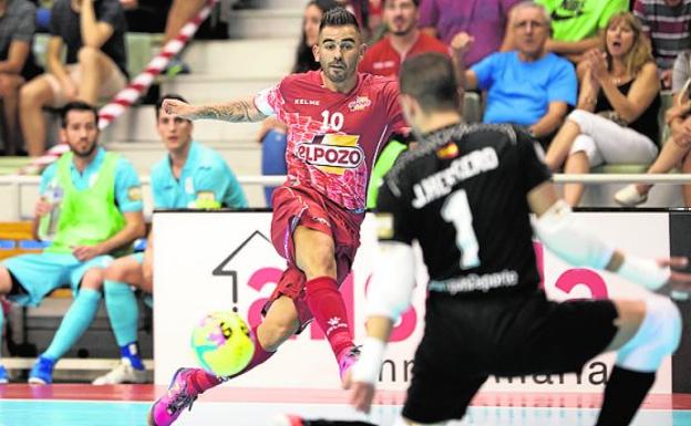 Álex intenta batir a Herrero en el Inter-ElPozo del sábado.