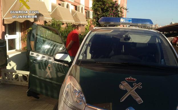 El hombre detenido por los agentes de la Benemérita.