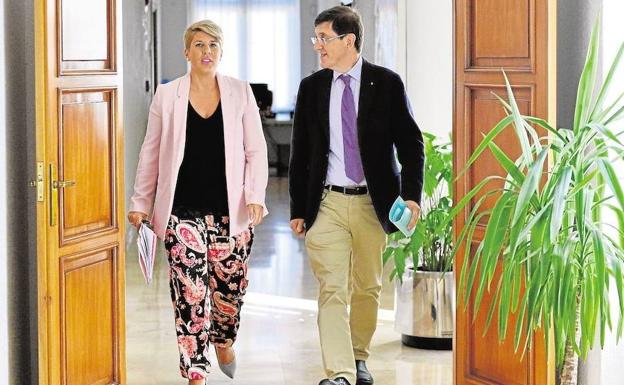 Noelia Arroyo y Manuel Villegas acuden a la sala de prensa de San Esteban tras la reunión del Consejo de Gobierno.