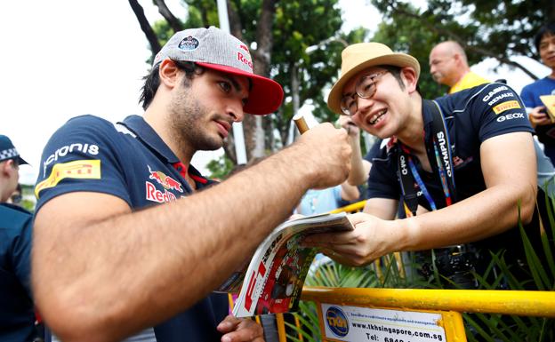 Sainz firma un autógrafo en Singapur.