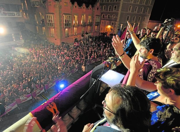 El presidente regional, Fernando López Miras, alza los brazos en el balcón del Palacio Consistorial, anoche, en un momento del pregón.