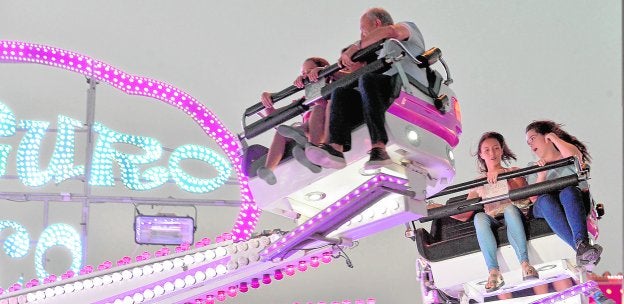 Los primeros visitantes disfrutan, anoche, de las atracciones en el recinto ferial del Huerto de la Rueda.
