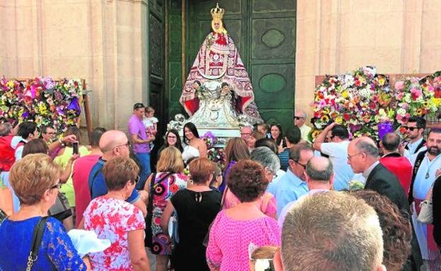 Numerosos vecinos participaron en el desfile y ofrenda de flores a la Virgen de la Consolación.