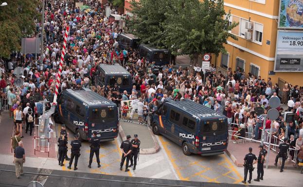 Concentración en las vías del tren durante el pasado sábado.