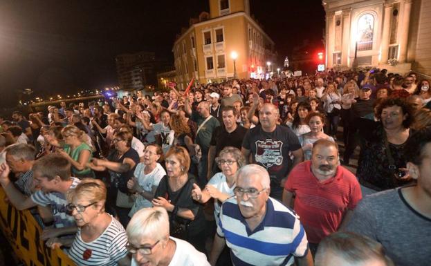 Los manifestantes pro soterramiento, a su paso por el Puente Viejo, durante su protesta de ayer en Murcia.