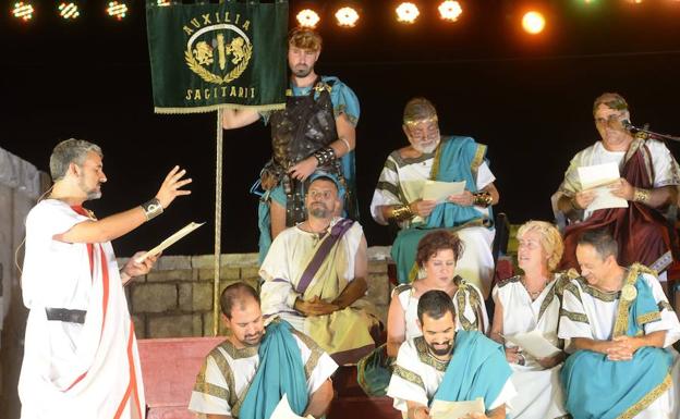 Escena de la Sesión Plenaria del Senado de Roma, anoche en el muelle Alfonso XII./Antonio Gil / AGM