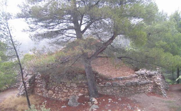 Pozo de nieve de La Pila, con la cúpula derruida./