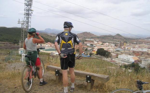 Dos cicloturistas contemplan La Unión./