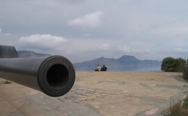 Uno de los enormes cañones Vickers de la batería militar./