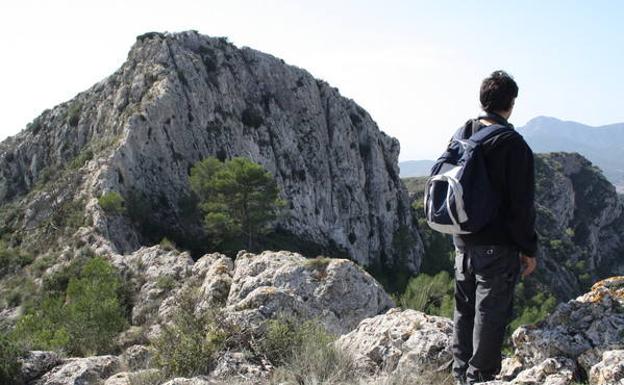 Un senderista junto a las paredes del Piñonico.