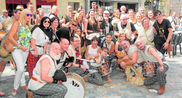 Concentración de músicos carthagineses, aliados con grupos de Teruel, Lugo y Alemania en la Plaza de San Sebastián./Pedro Martínez