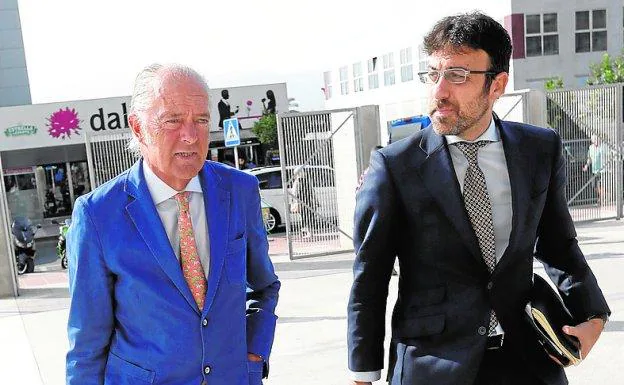 Gonzalo Ferre, a la izquierda, junto a su abogado, a su llegada a la Ciudad de la Justicia el pasado día 21. 