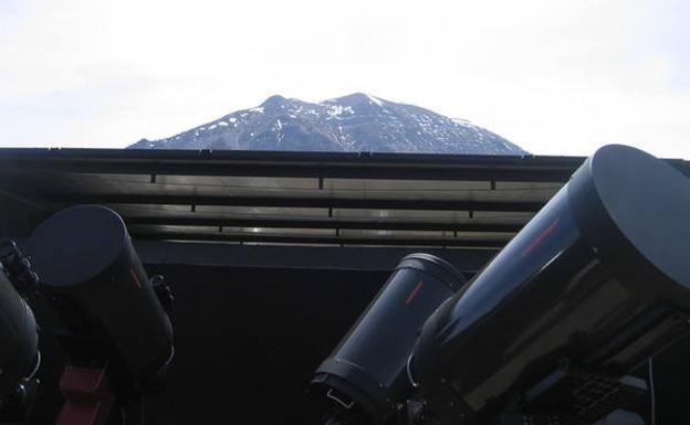 La Sierra de La Sagra, todavía con algún nevero, se asoma sobre uno de los módulos de observación astronómica./