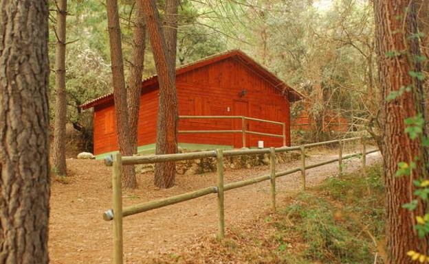Una de las cabañas de madera de La Toma del Agua.