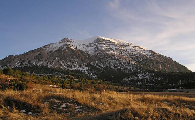 Perfil nevado de La Sagra.