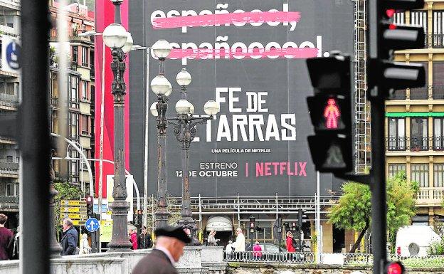 Cartel promocional de la película 'Fe de etarras' en San Sebastián./EFE