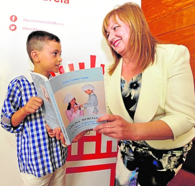 Josefa con su hijo Sergio, su pinche de cocina./Vicente Vicéns / AGM
