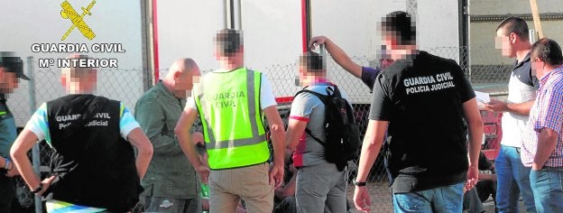 Guardias civiles de paisano durante la 'Operación Abandonado' en la que resultaron detenidos los dos empresarios./G. C.