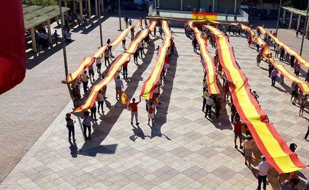 Una bandera de España kilométrica en Molina.