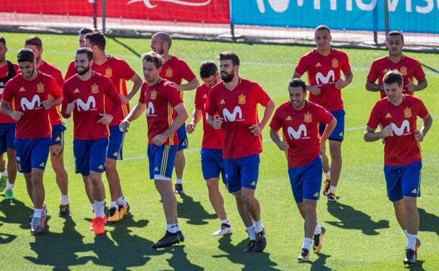 Piqué, en el centro de la imagen, entrenando con sus compañeros. /Rodrigo Jiménez (Efe)