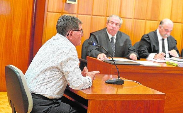 El exalcalde de Águilas Juan Ramírez, ayer, declarando como testigo en la Audiencia. / Nacho García / AGM